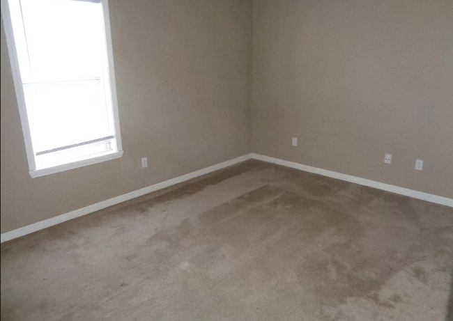 Building Photo - 3 Bed/ 3 Bath located just off South Lamar