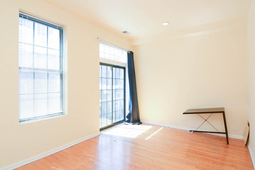 Building Photo - 218 W Division St