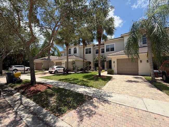Building Photo - Two-story Upscale Townhouse located at Bel...