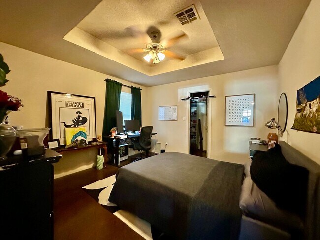 Building Photo - Taylors Crossing 2302