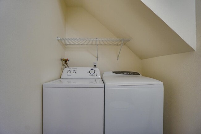 Building Photo - "First Month Half Off " Fanno Creek Condo - Lovely Condo in Heart of Tigard