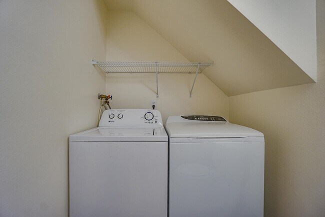 Building Photo - **Free February & March Rent **Fanno Creek Condo - Lovely Condo in Heart of Tigard