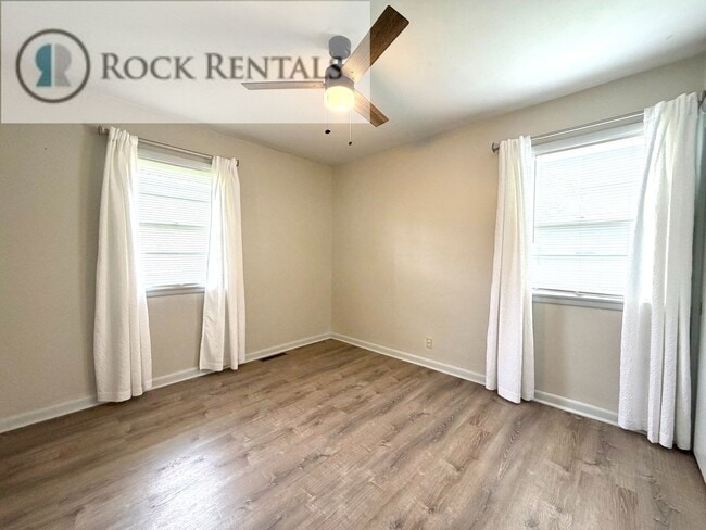 Building Photo - Fresh 2 Bed with Bonus Room on 17th