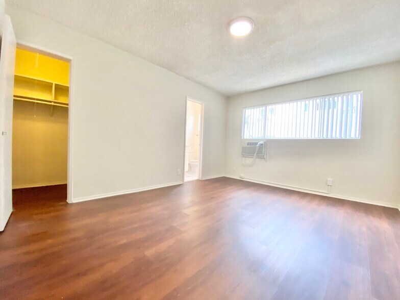 Building Photo - 7010 Lanewood Ave