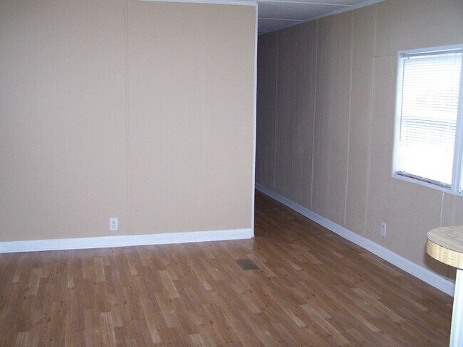 Building Photo - Nice Country living 2 Bedroom 1 Bath