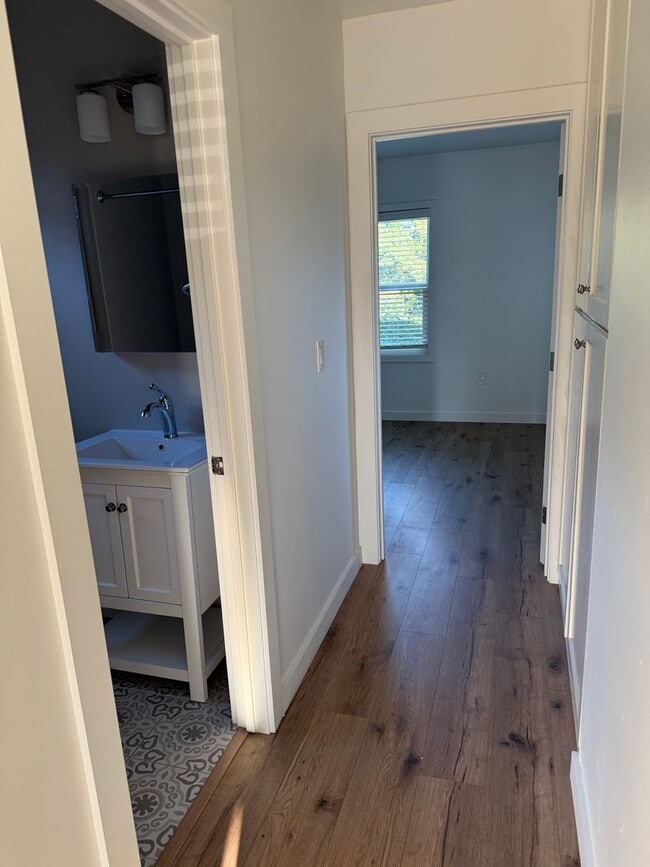 Building Photo - Beautifully Updated 2/2 Duplex - 4033 Miller Way