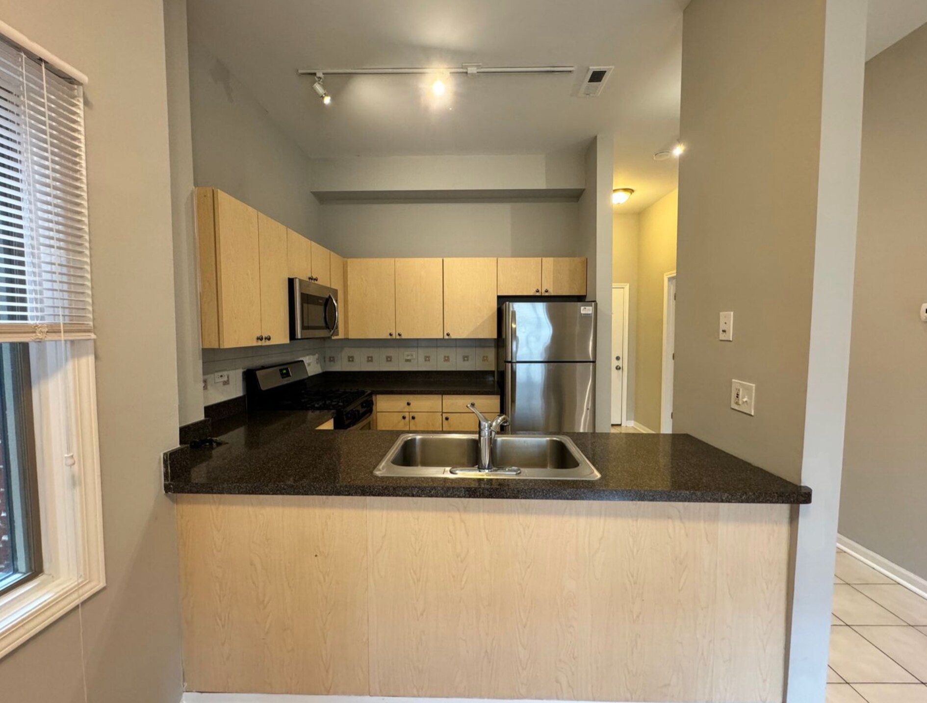 Building Photo - 4955 N Damen Ave