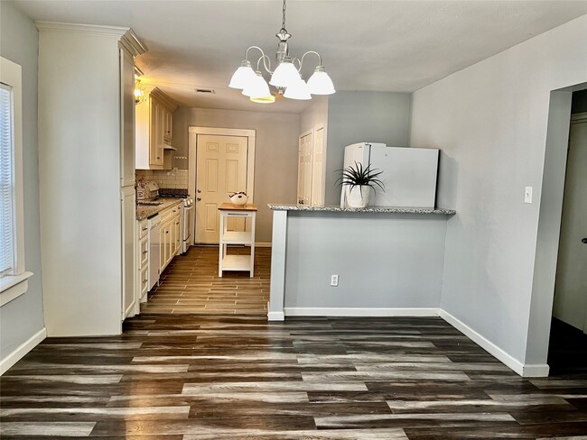 Building Photo - 106 N Eastwood St