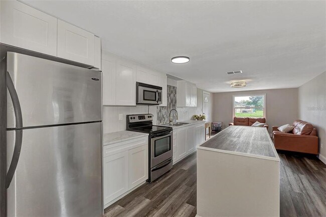 Building Photo - 304 San Carlos Ave