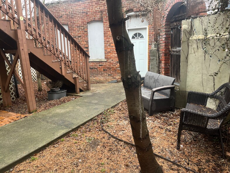 Building Photo - 305 T St NW