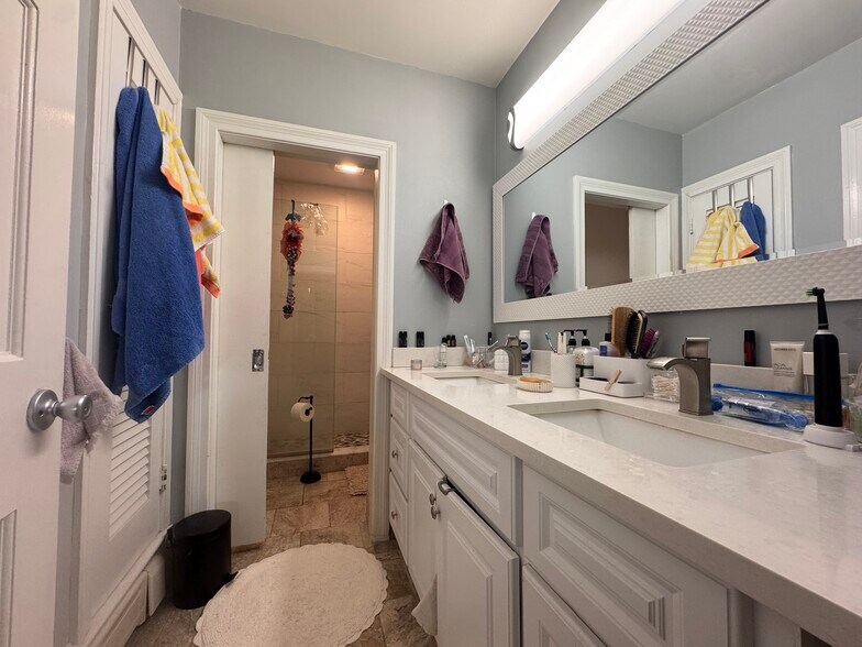 Building Photo - 10 Webster St