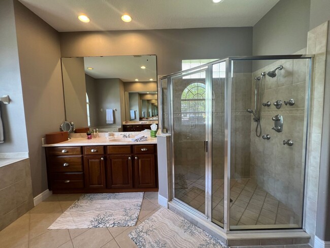 Building Photo - Beautiful 5 Bed 4 Bath Pool Home in the gu...