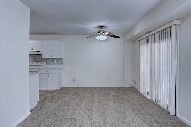Building Photo - 3BD, 1.5BA - Beautifully Remodeled Townhome in Columbia