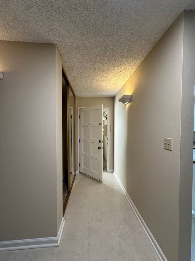 Building Photo - 2 bedroom, 1 bath condo in Mountain View