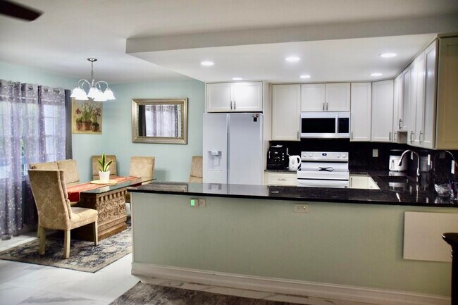 Building Photo - 364 Keswick C