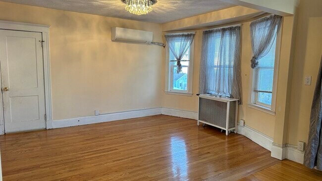 Building Photo - 10 Channing St