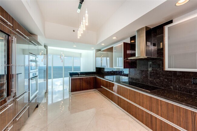 Building Photo - 2711 S Ocean Dr