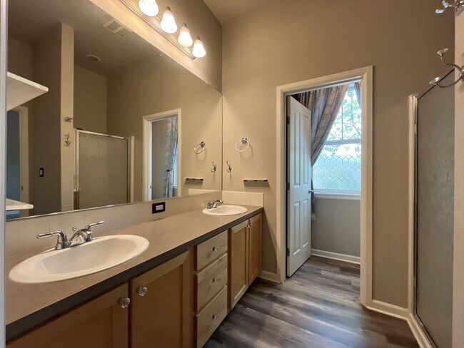 Building Photo - Distinctive 3-Story Tigard Townhouse with Stainless Steel Kitchen, Vaulted Ceilings & Attached 2-...