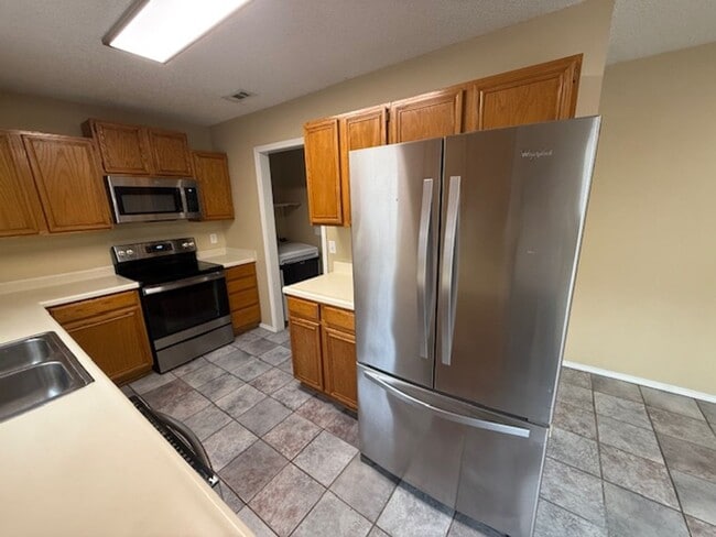 Building Photo - 3 Bedroom Home Available Soon!