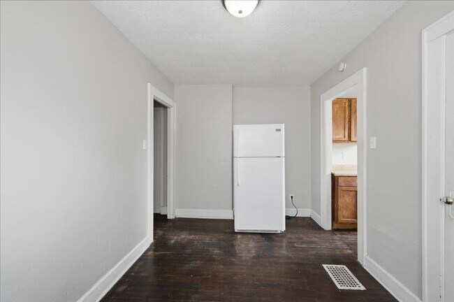 Building Photo - 37-37 S Sherman Dr