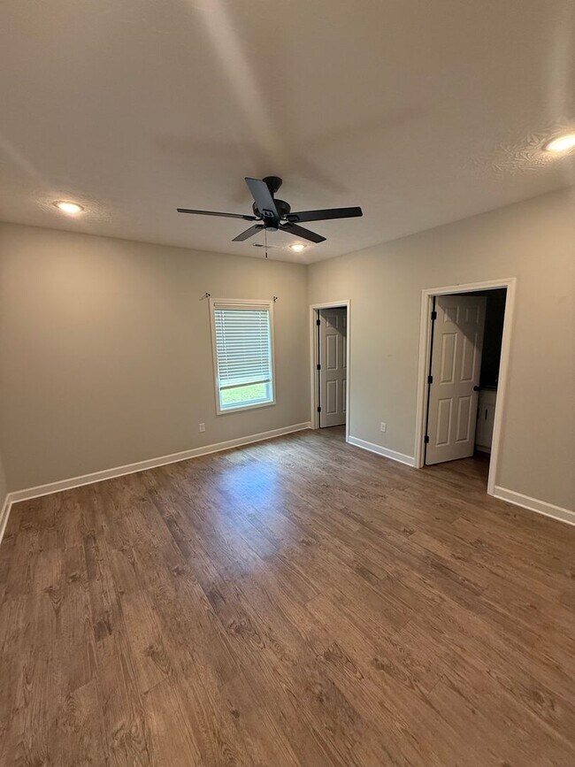 Building Photo - 2 Bed/2.5 Bath Townhome with Garage (Trash Included)