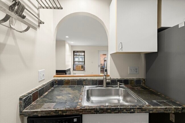 Building Photo - 18 E Springfield St