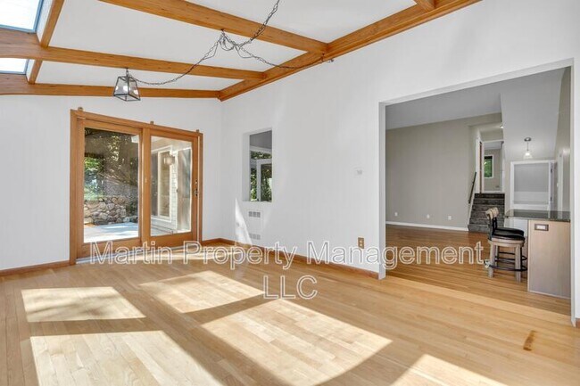 Building Photo - 606A Springs Rd