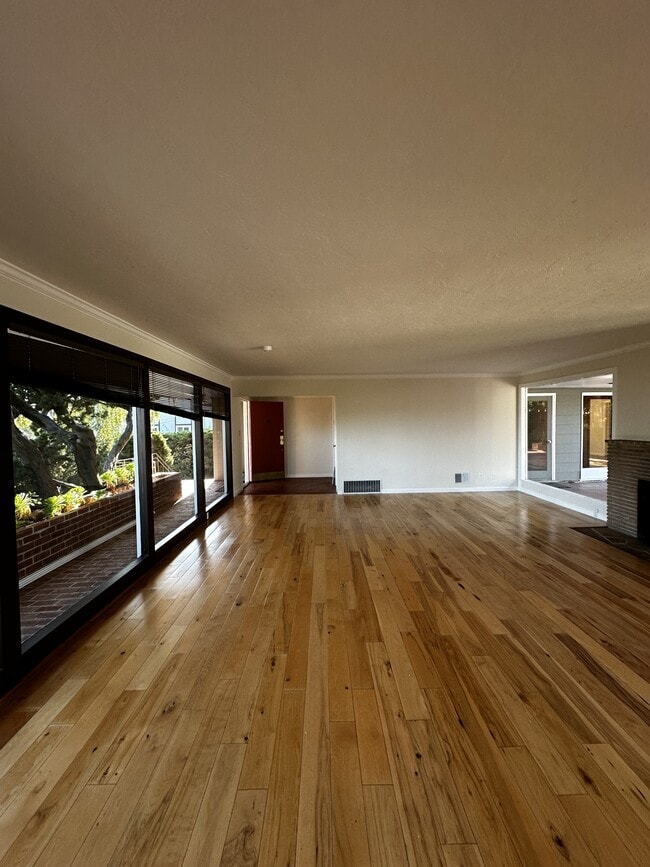 Building Photo - 2036 Braemar Rd