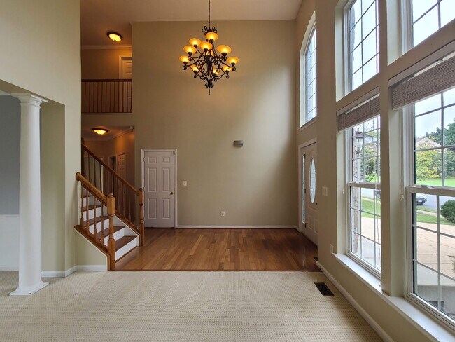 Building Photo - Gorgeous 6 BR Home, Convenient to Quantico & Commuting