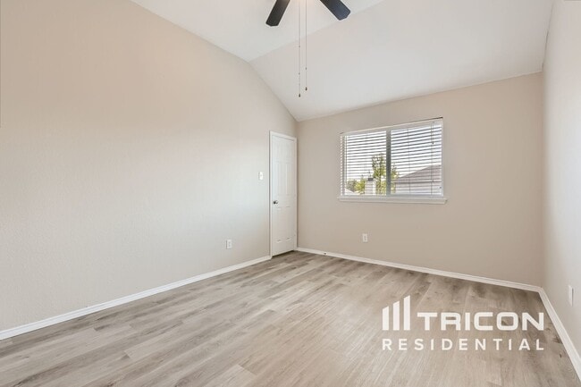Building Photo - 421 Emerald Creek Dr