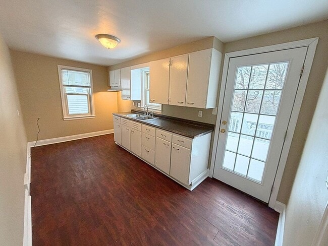 Building Photo - Nice three bedroom home located in an Excellent neighborhood!