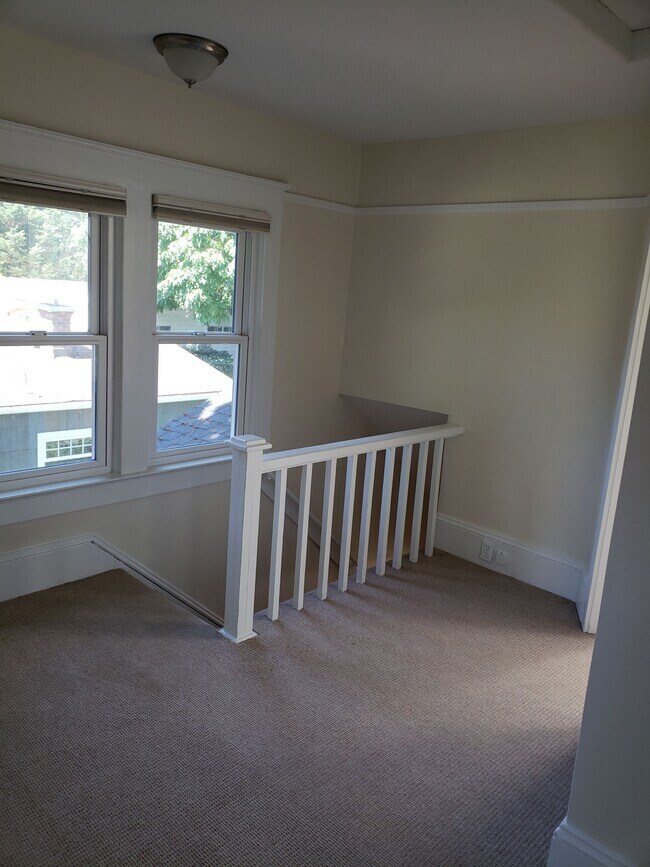 2nd floor landing - 4125 SE Gladstone st
