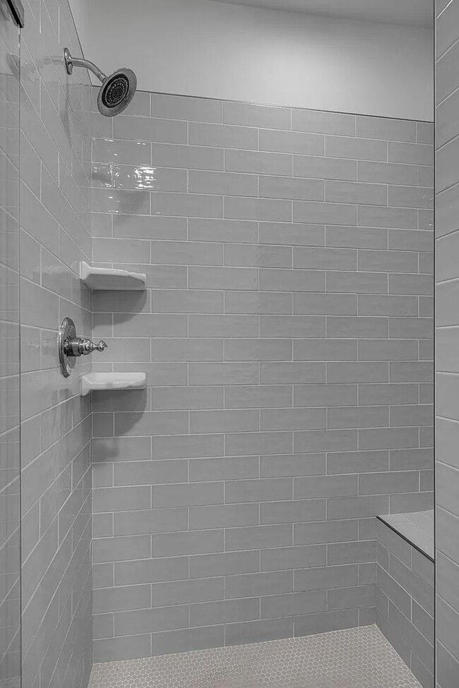 Building Photo - Great condo in East Nashville off Gallatin...