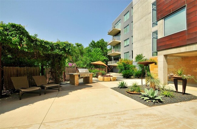 Building Photo - 800 W 5th St