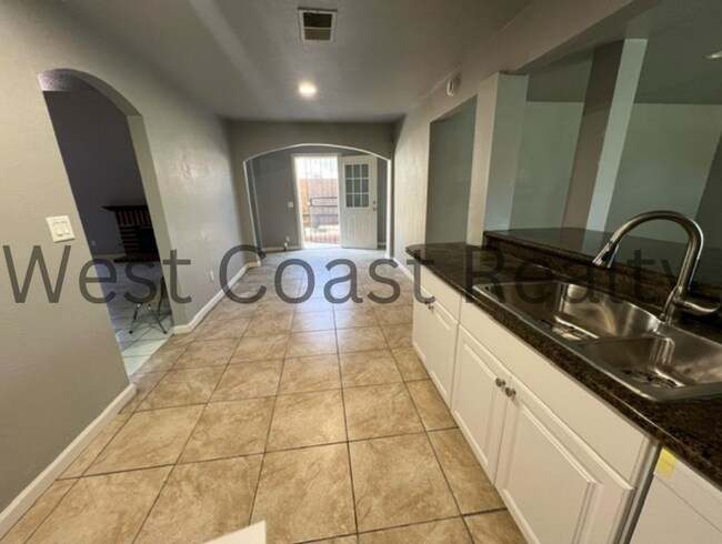 Building Photo - ***COMING SOON*** Spacious 4 bedroom 2.5 B...