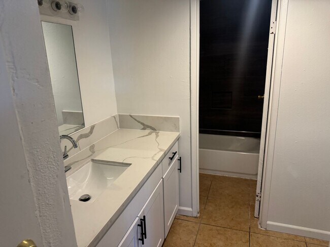 Building Photo - Remodeled 2 Bedroom and 1 Bath Unit Near E...