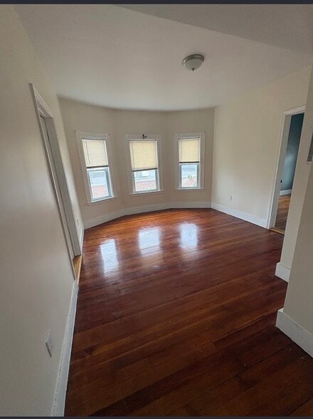 Building Photo - 211 Elm St