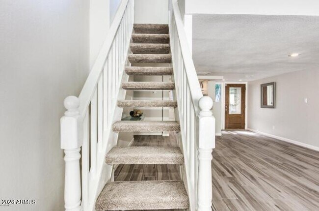 Building Photo - 2 E Loma Ln