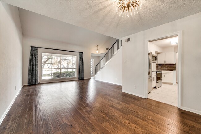 Building Photo - Overton Park Duplex!
