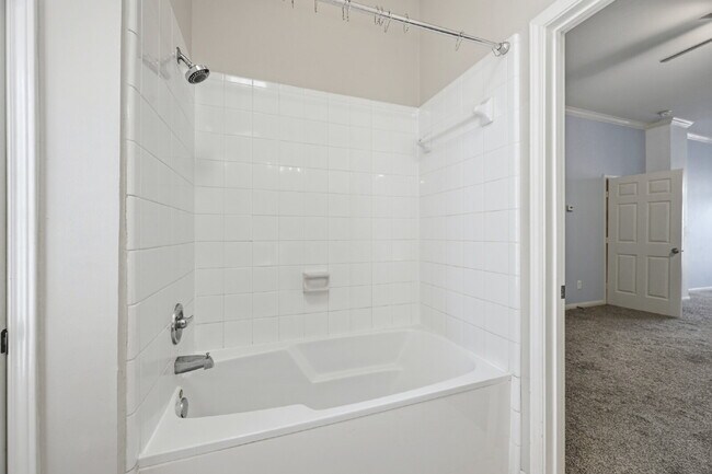 Building Photo - "Chic Urban Living: Spacious 2-Bed, 2-Bath Townhouse in Houston's Heart!"