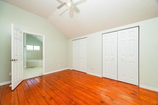 Building Photo - 728 Willow Wood Pl