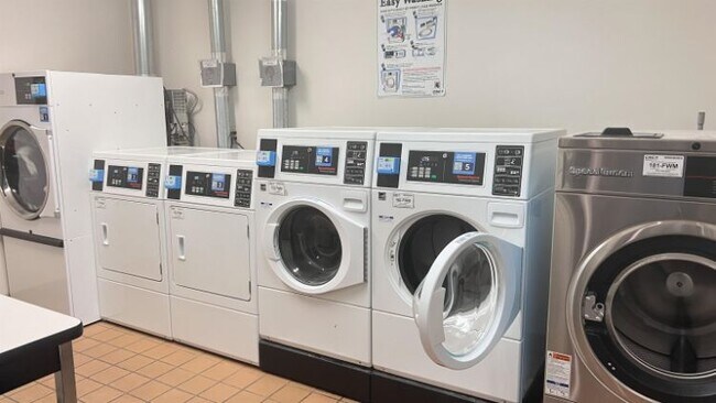 Building Photo - 1209 Summit Ave