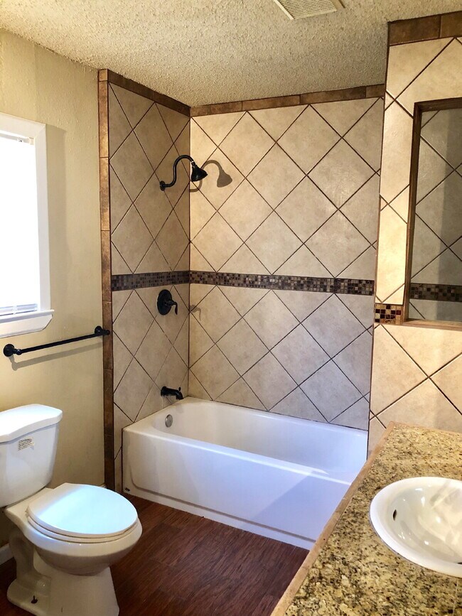 Building Photo - Charming Three Bedroom near TTU - July 2026!