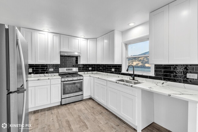 Building Photo - 18888 Oak Ave