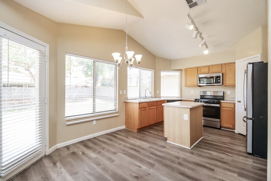 Building Photo - 2024 E Appaloosa Rd