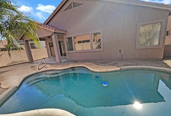 Building Photo - 7236 W Paradise Ln