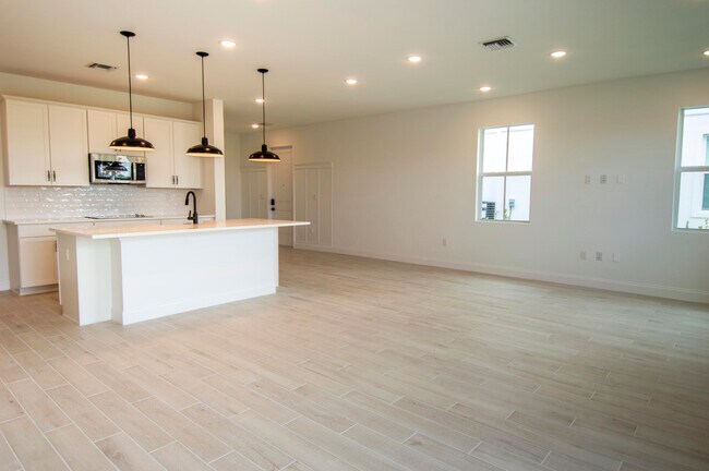 Building Photo - 171 SE Birch Ter