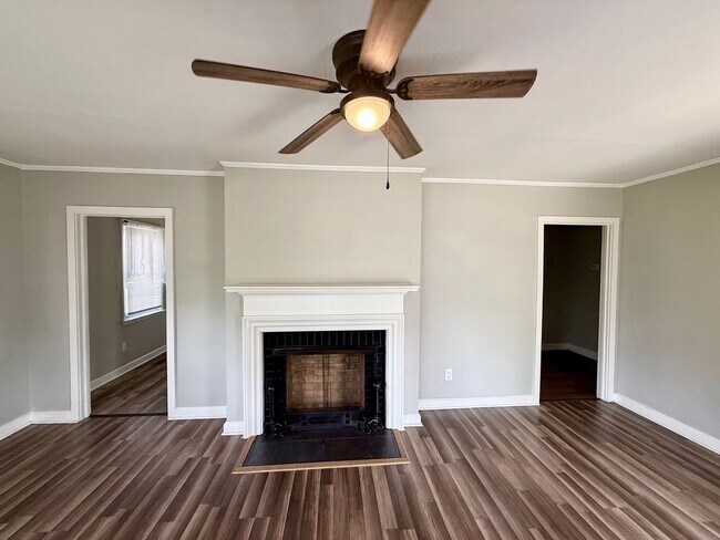 Building Photo - 2 Bedroom Home in Burlington with Hard Surface Flooring & Covered Porch