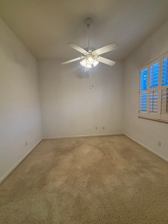 Building Photo - Beautiful 3 Bedroom 3 Bath Home