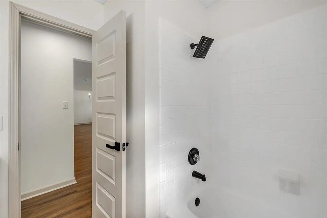 Building Photo - 1825 Sherwood Dr